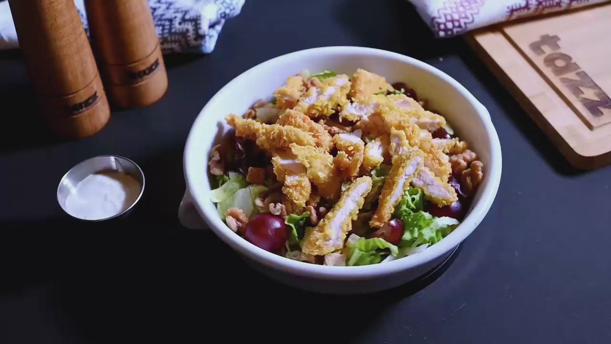 Salată cu pui crispy și sos gorgonzola