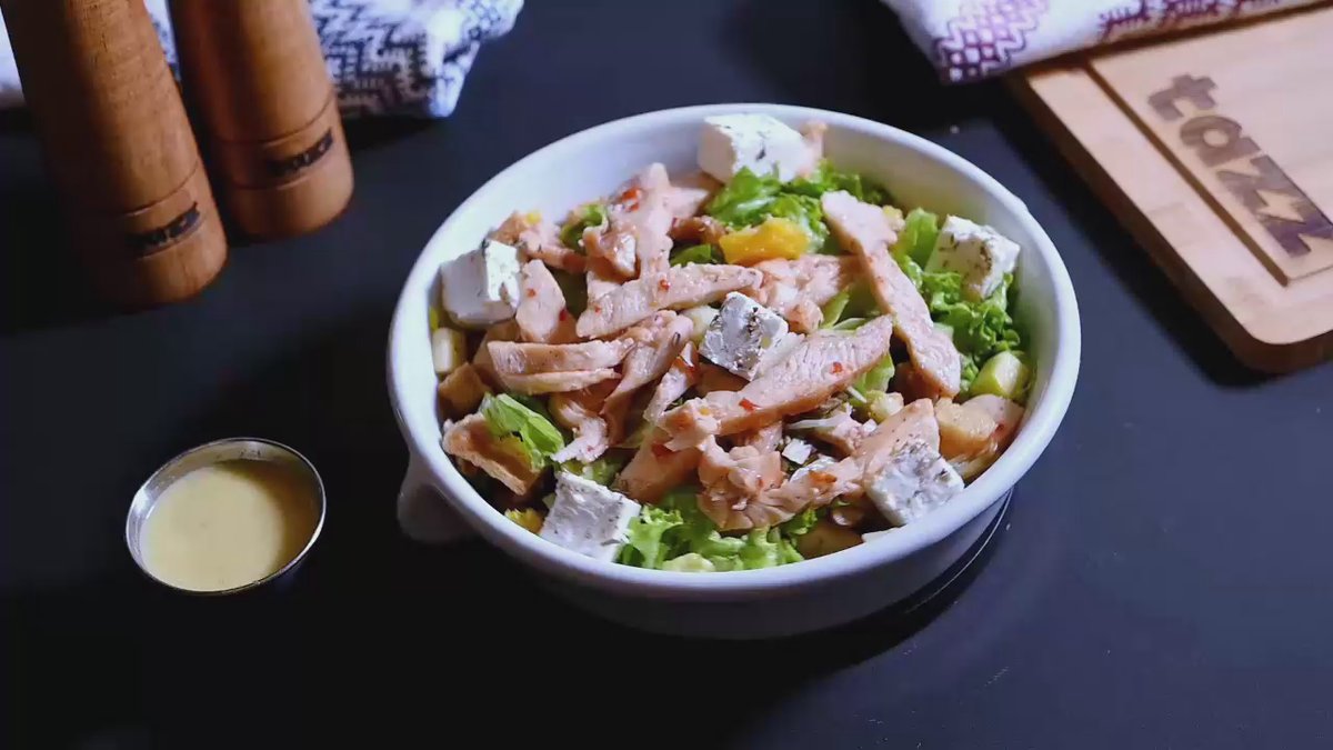 Salată cu pui în sos sweet chilli și stafide