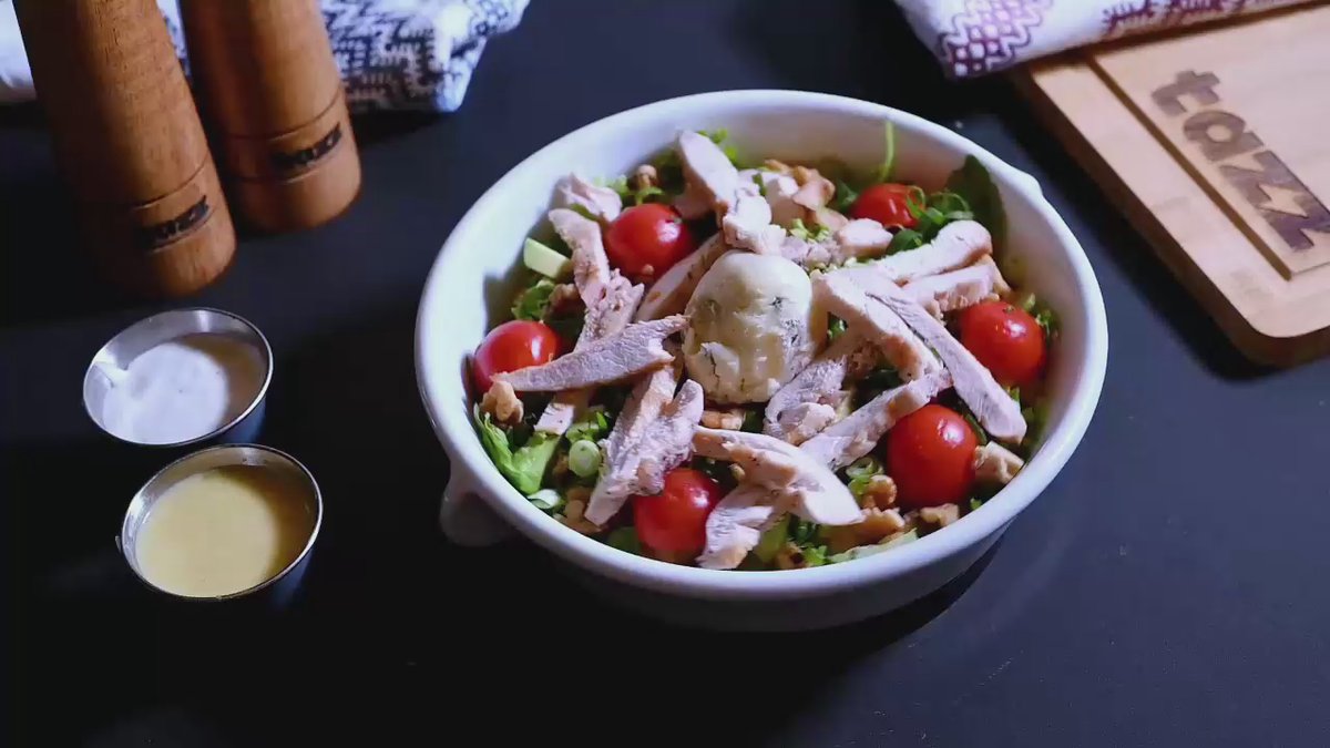 Salată cu pui rumenit, avocado și gorgonzola