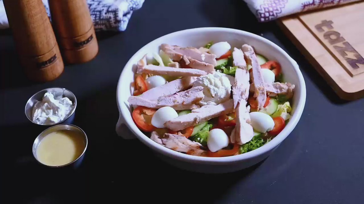 Salată cu pui rumenit, brânză de capră și sos tzatziki