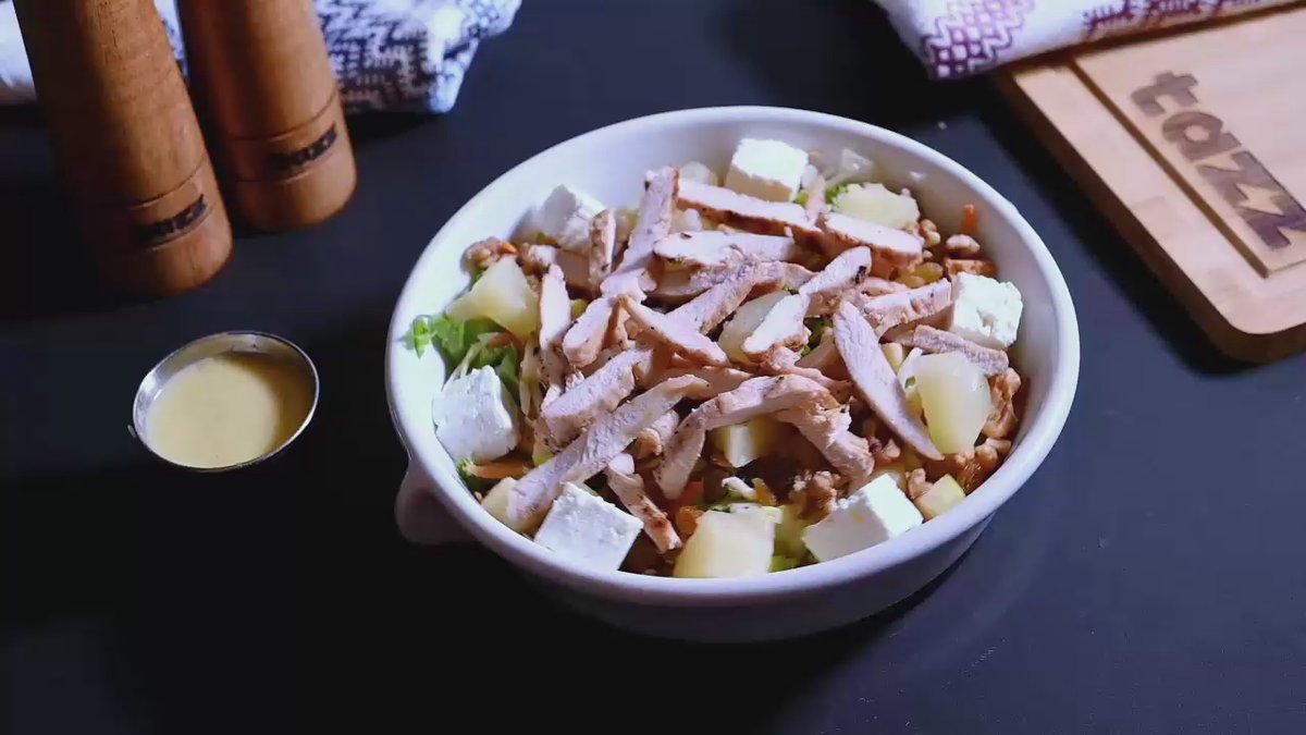 Salată cu pui rumenit și ananas