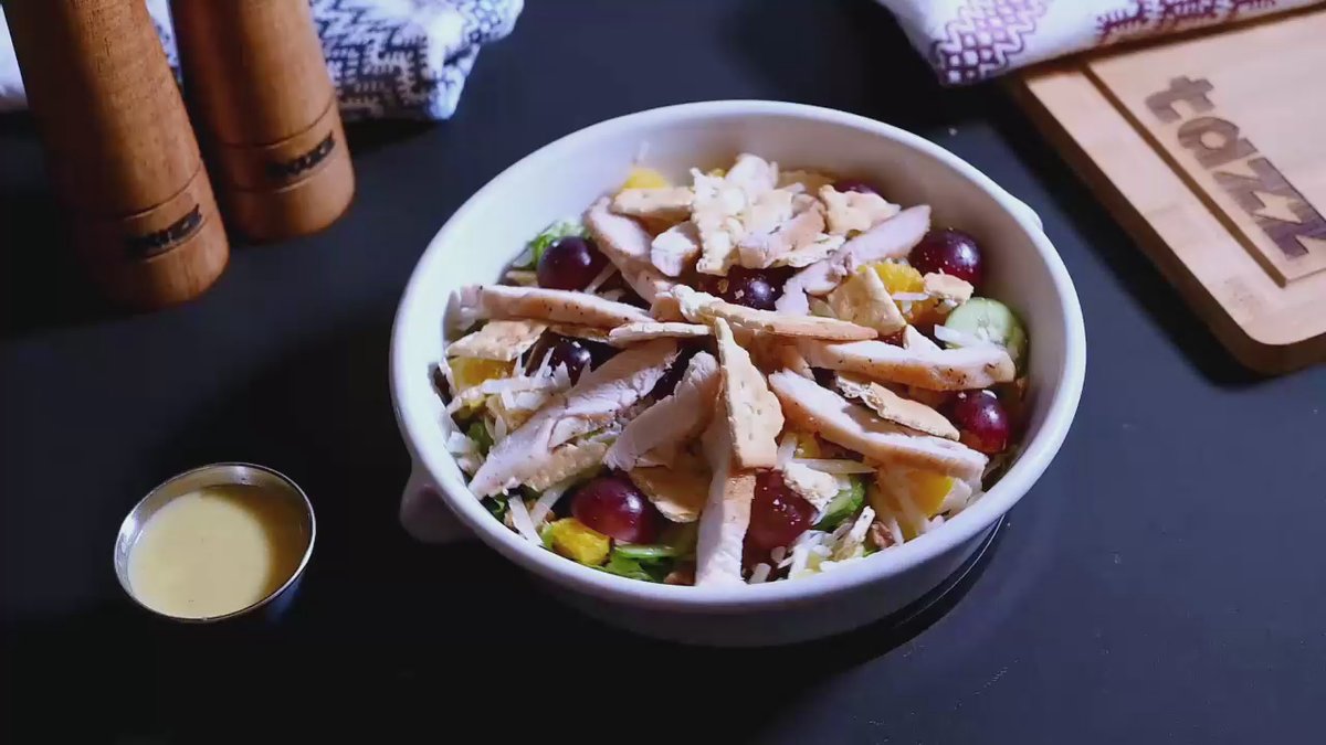 Salată cu pui rumenit, struguri și parmezan