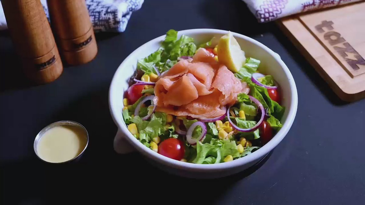 Salată cu somon afumat