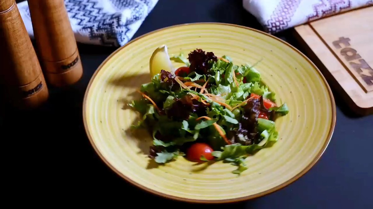 Salată de ruccola și roșii cherry