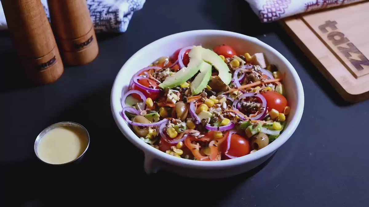 Salată în culori cu avocado