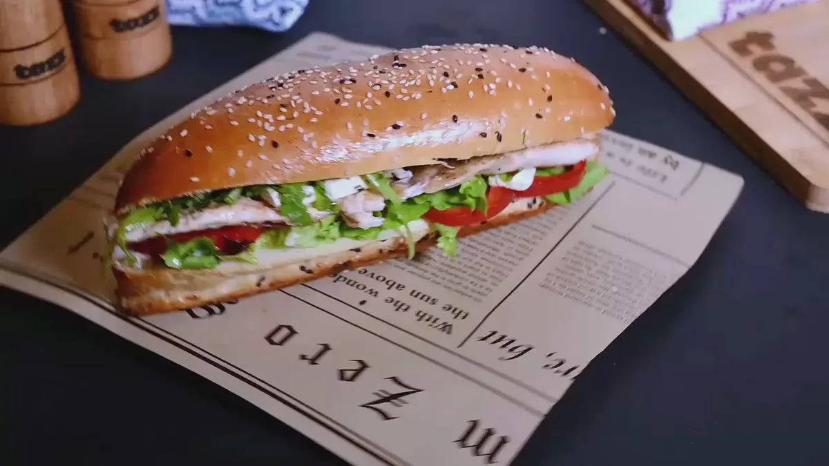 Sandwich cu pui în sos sweet chilli și brânză feta