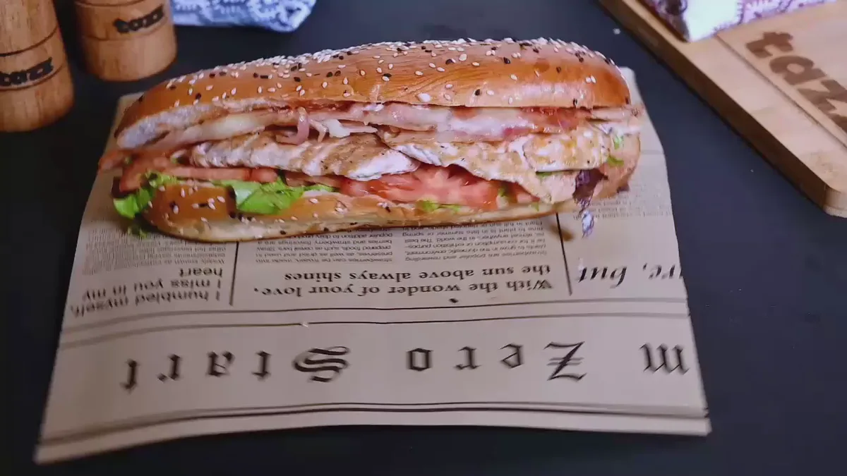 Sandwich cu pui la grill și bacon crispy