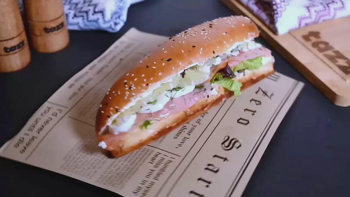 Sandwich cu somon și cremă de brânză