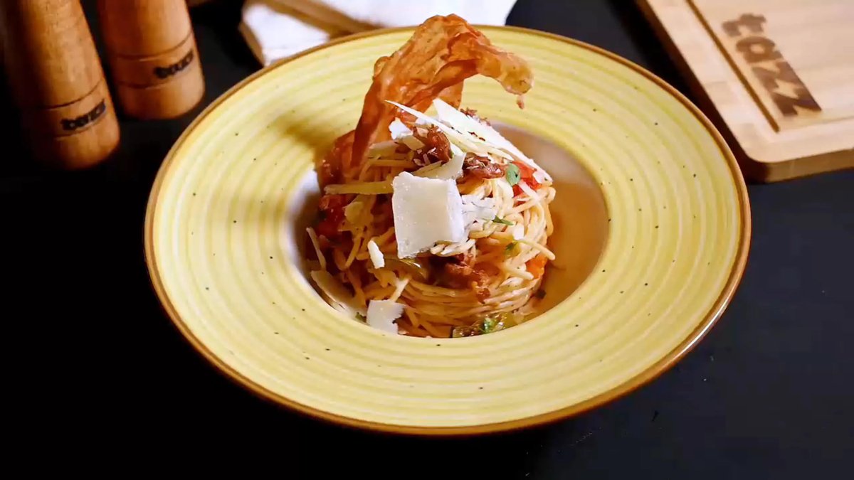 Spaghetti cu prosciutto și ardei roșu