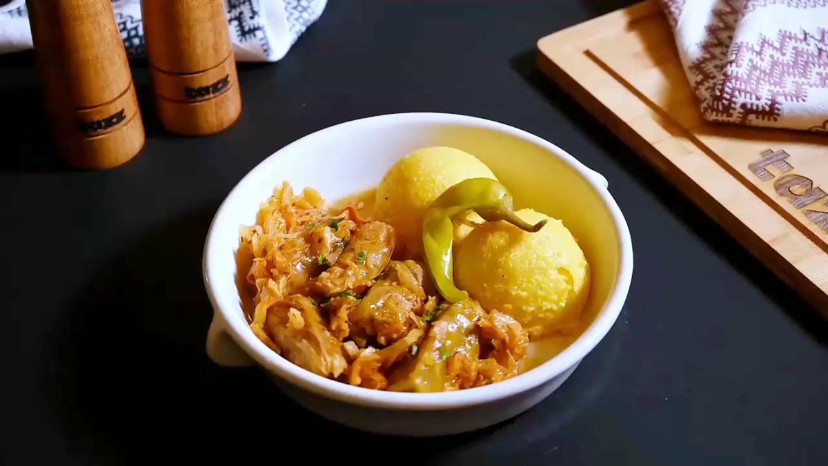 Sărmăluțe de porc învârtite în varză acră