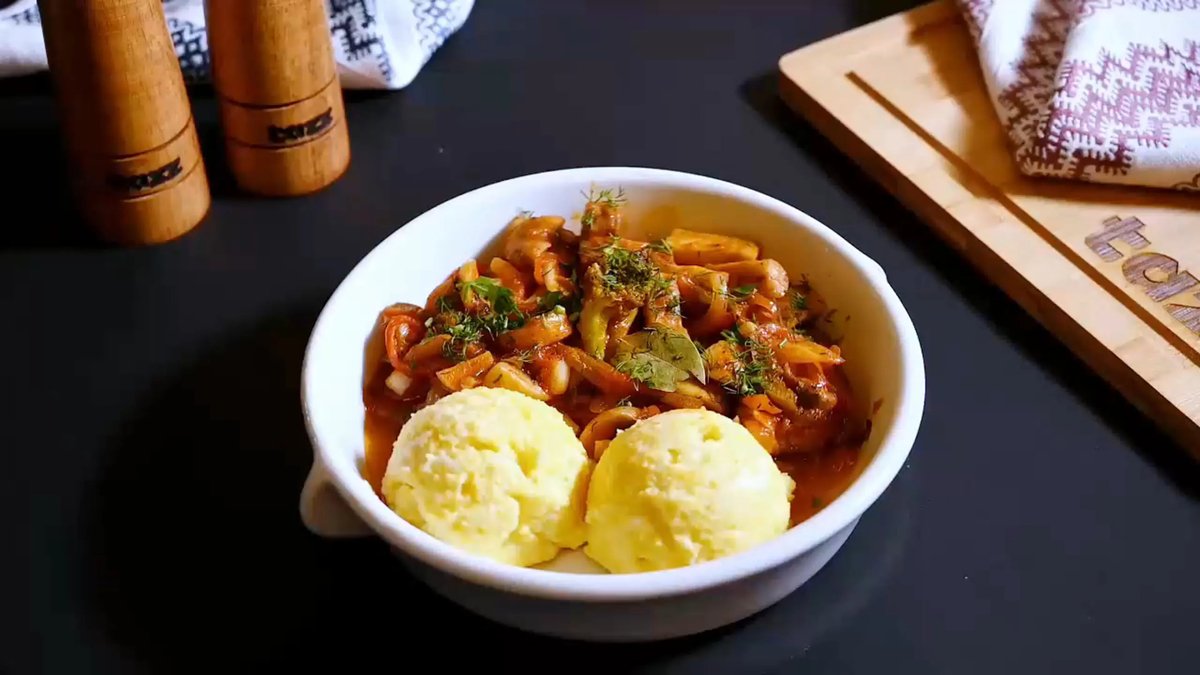 Tocăniță de ciupercuțe cu broccoli și budincă de mălai