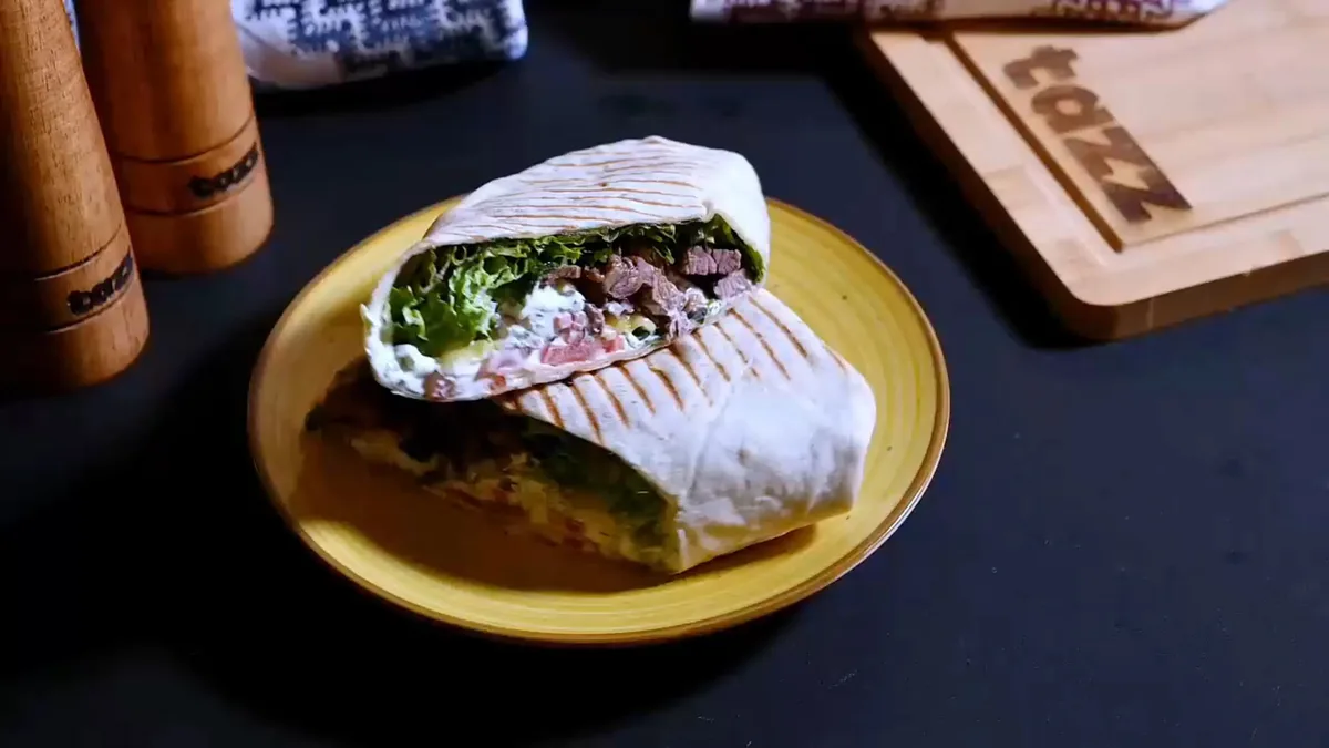 Wrap cu mușchi de vită și sos de iaurt