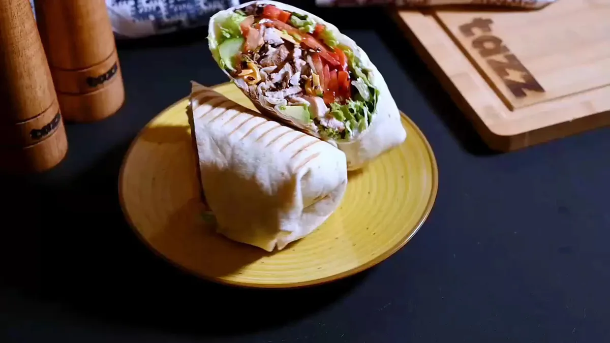 Wrap cu piept de pui și avocado