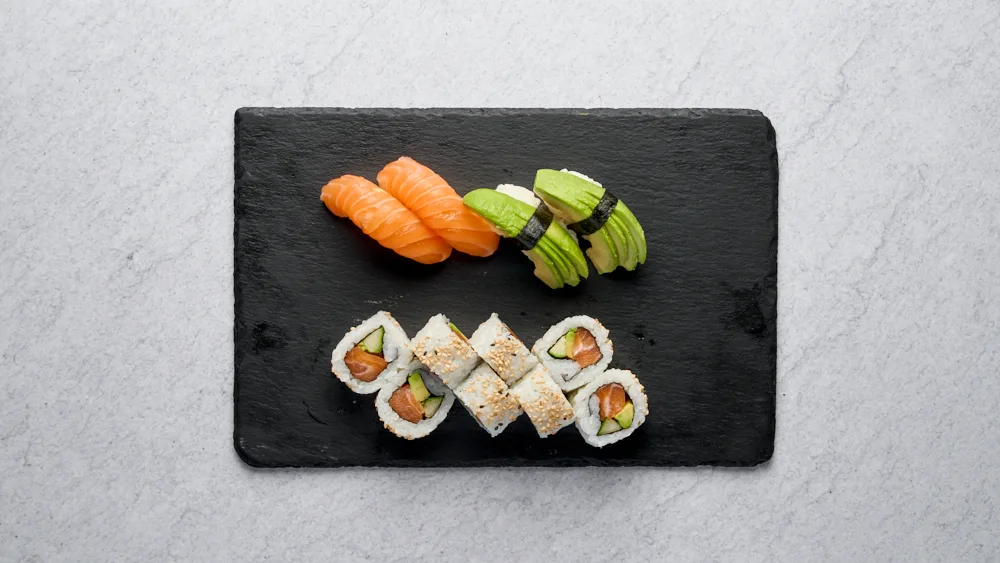 Lax and Avokado Sushi