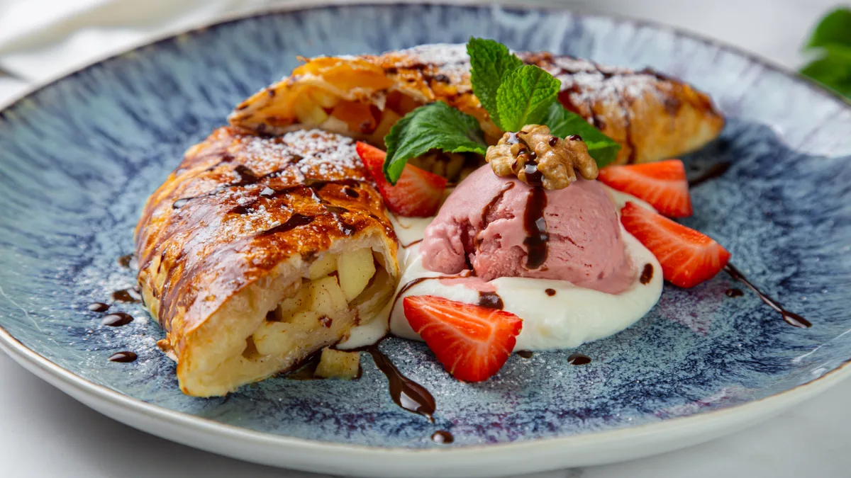 Яблочный штрудель с мороженым/Apple strudel with ice-cream