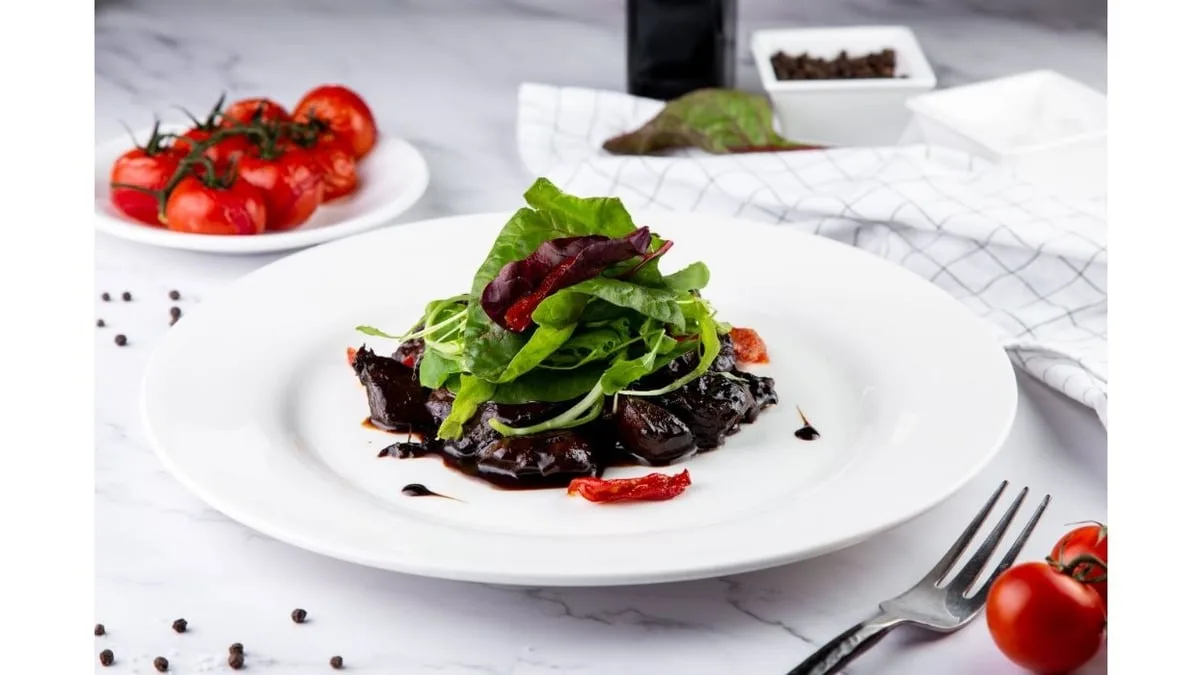 Печень говядины/Beef liver with onion and tomato confit