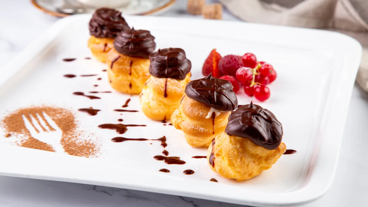 Профитроли под шоколадным соусом/Homemade profiterole with chocolate sauce
