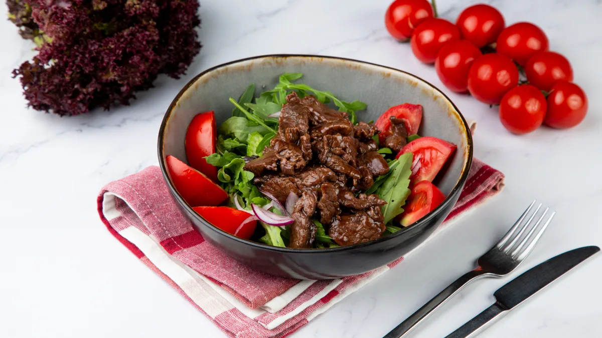 Мясной салат с руколой и сельдереем/Meat salad with arugula and celery