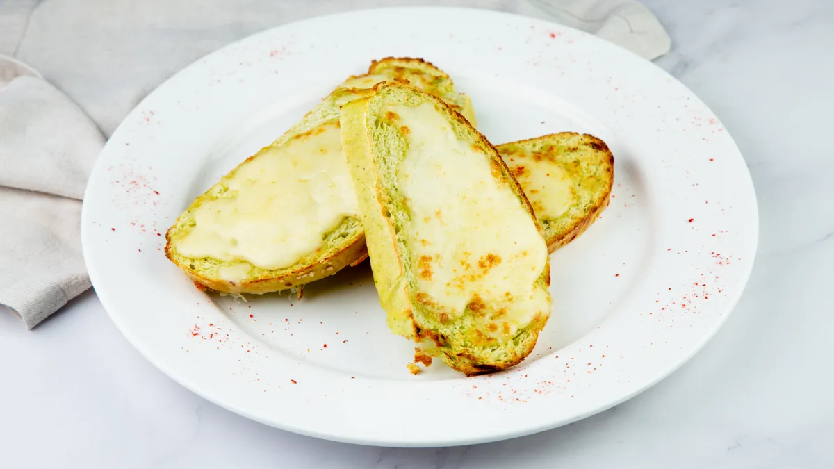 Чесночный хлеб с Mоцареллой/Garlic bread with mozzarella
