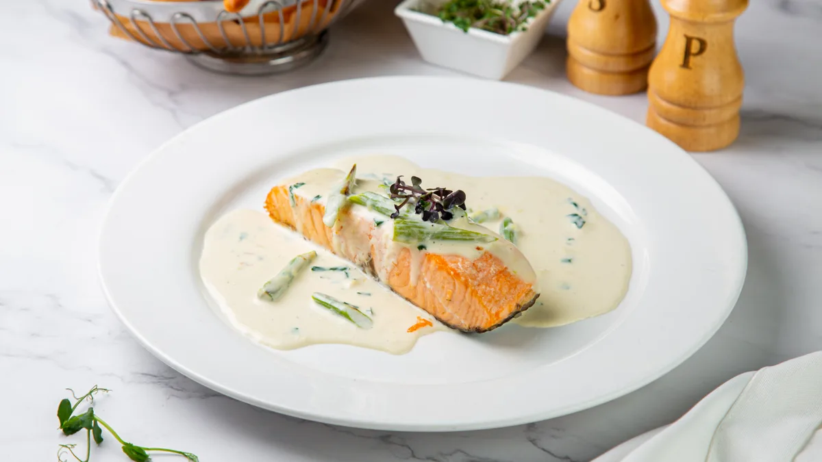 Стейк из семги под соусом из спаржи/Salmon steak with asparagus sauce