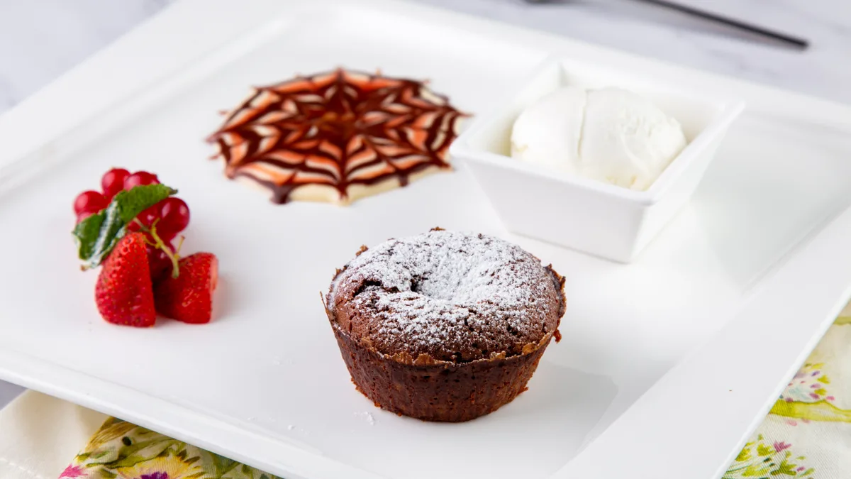 Нежный шоколадный кекс/Tender chocolate cake with surprise and ice cream