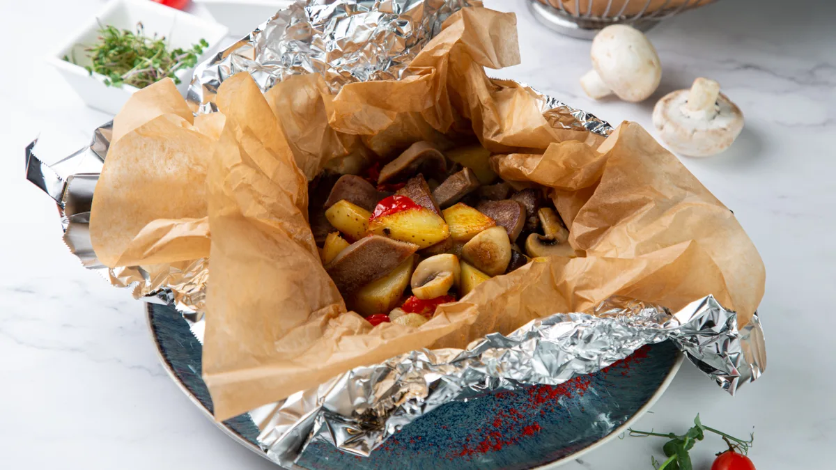 Телячий язык с молодым картофелем и шампиньонамиVeal tongue with potatoes and mu