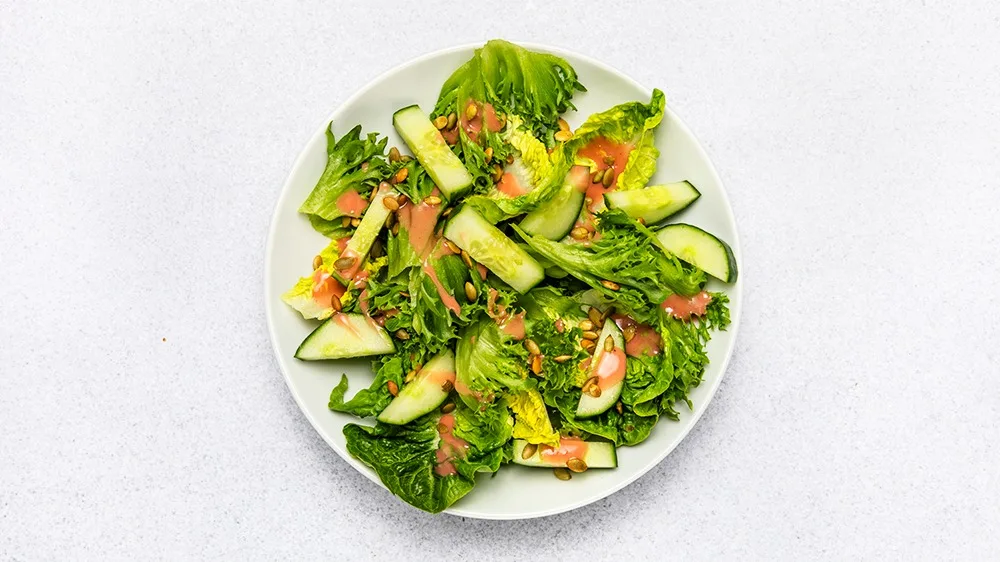 Sallad av säsongens frukter and grönsaker
