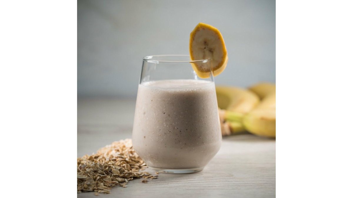 Smoothie cu ovăz, banană și lapte de migdale