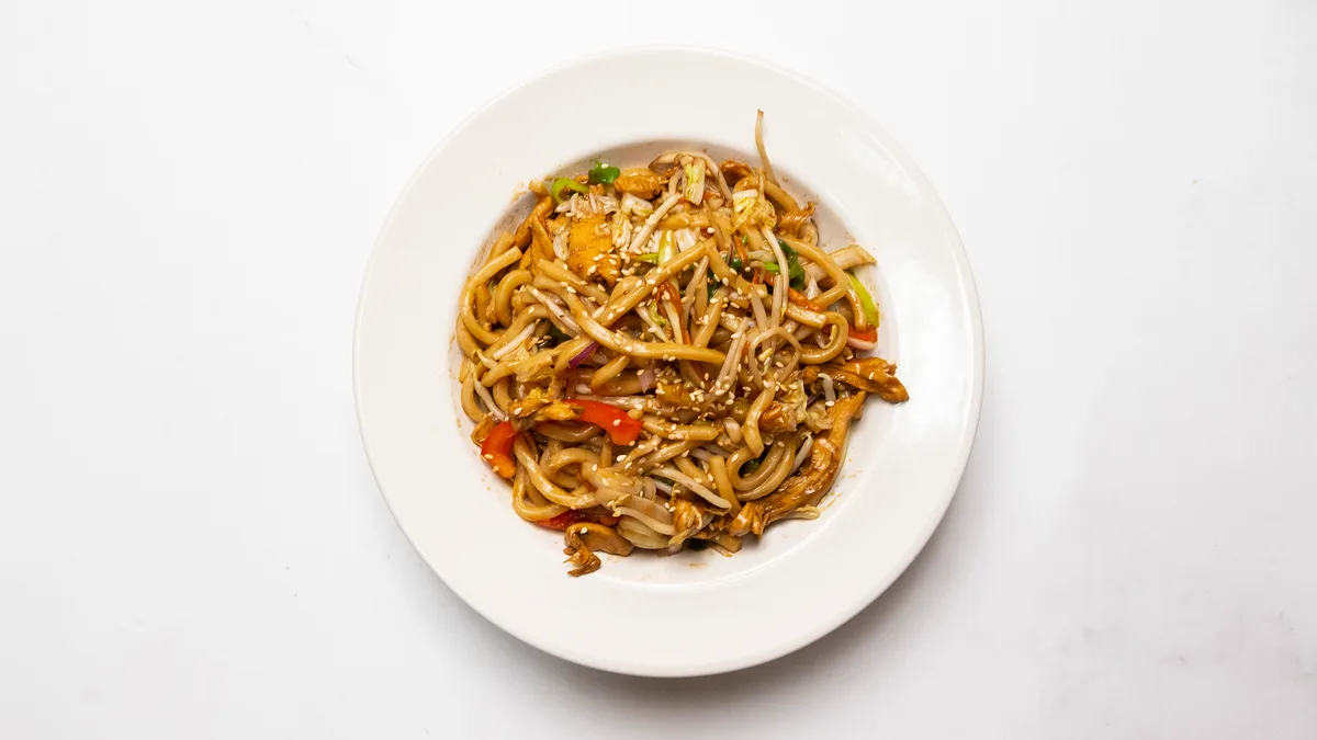 Opekané udon rezance s kuracím mäsom
