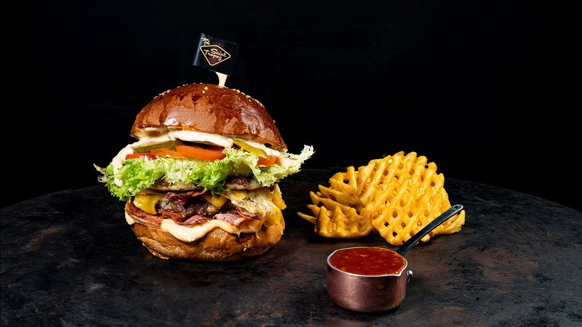 Bacon Burger + zemiakové lyžičky + dressing