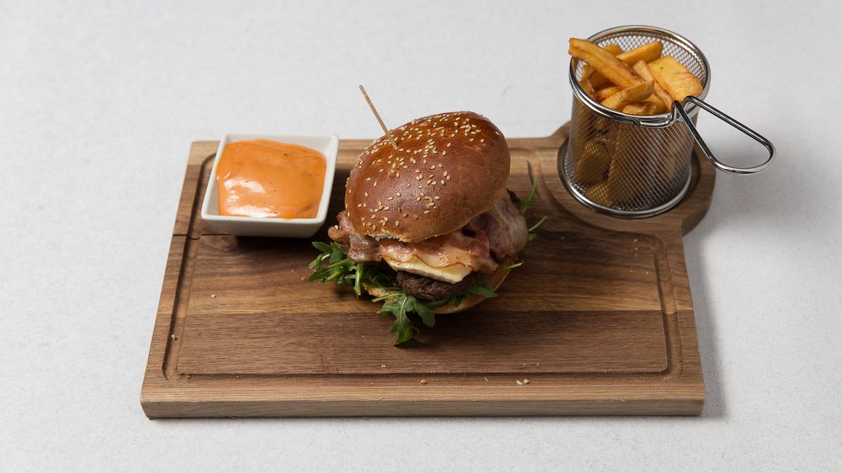 Blue cheese burger + zemiakové lyžičky + dressing