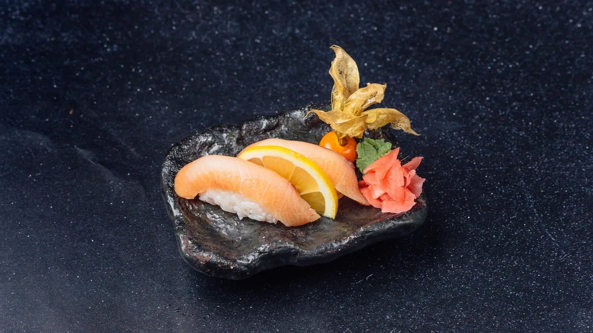 Hamachi nigiri