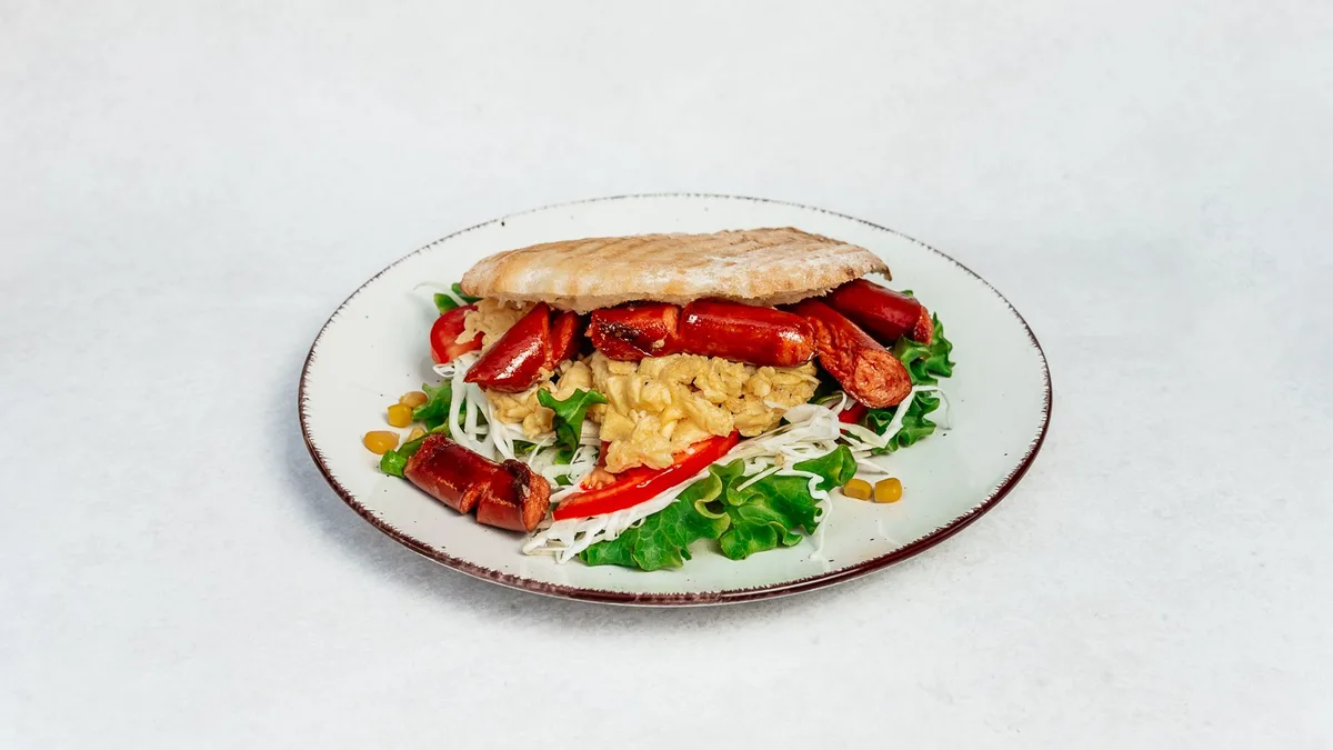 Omlet s kobasicom u kruhu