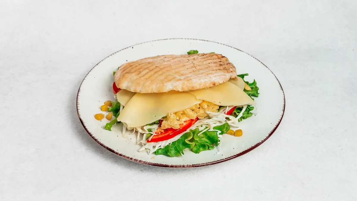 Omlet sa sirom na sendvič