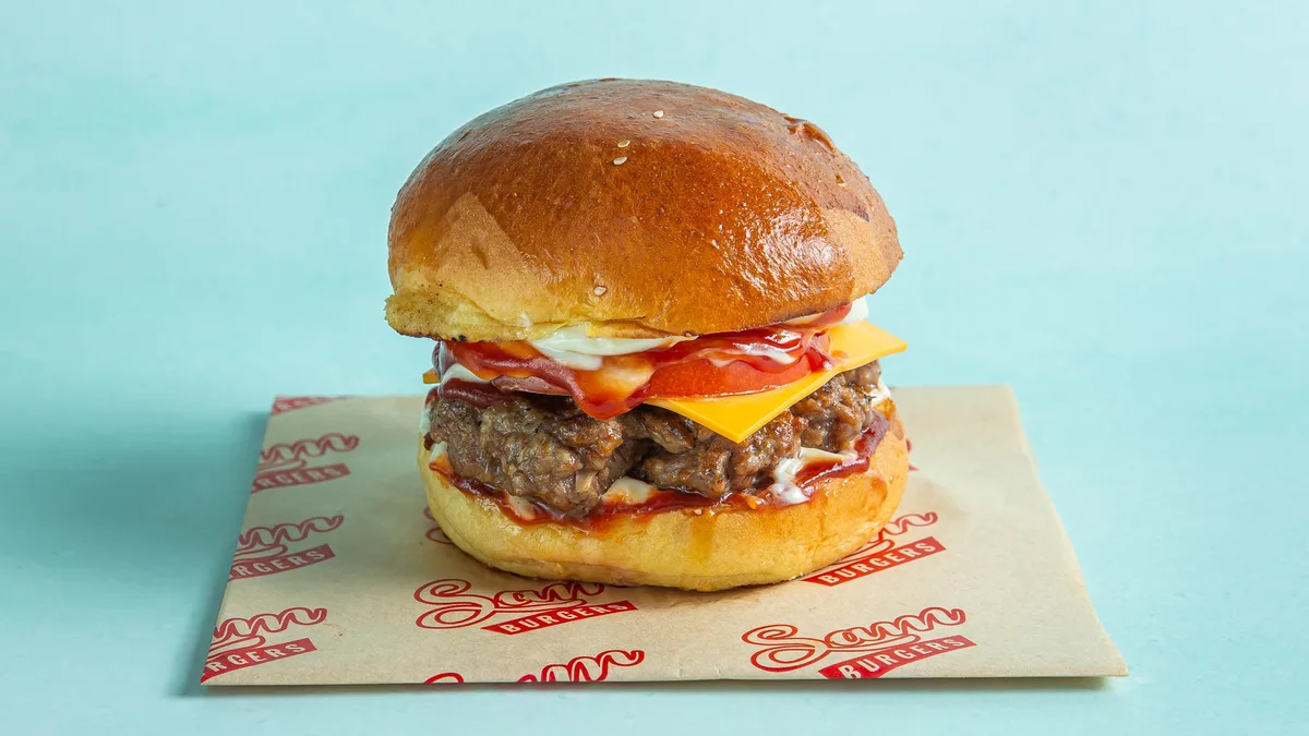 1 Βurger με Συνοδευτικές Πατάτες + 1 Coca-Cola 0.33 l ΔΩΡΟ!