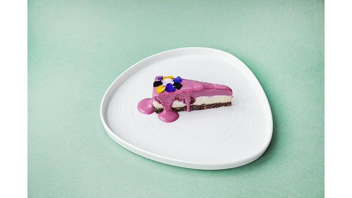 Raw cake cu vanilie si fructe de padure
