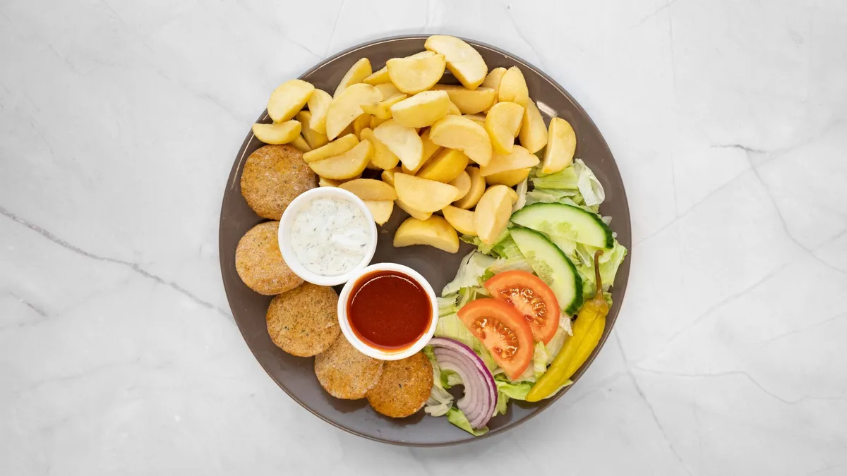 77. Falafel Lohkoperunoilla