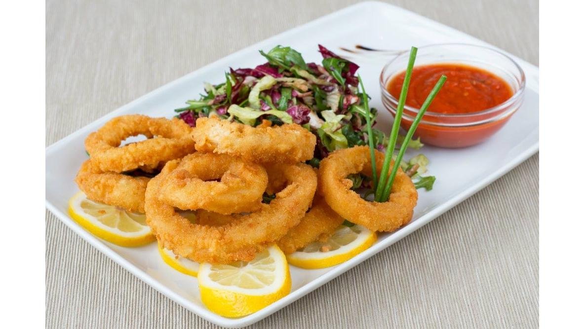Inele de calamar cu sos sweet chili și salată mixtă