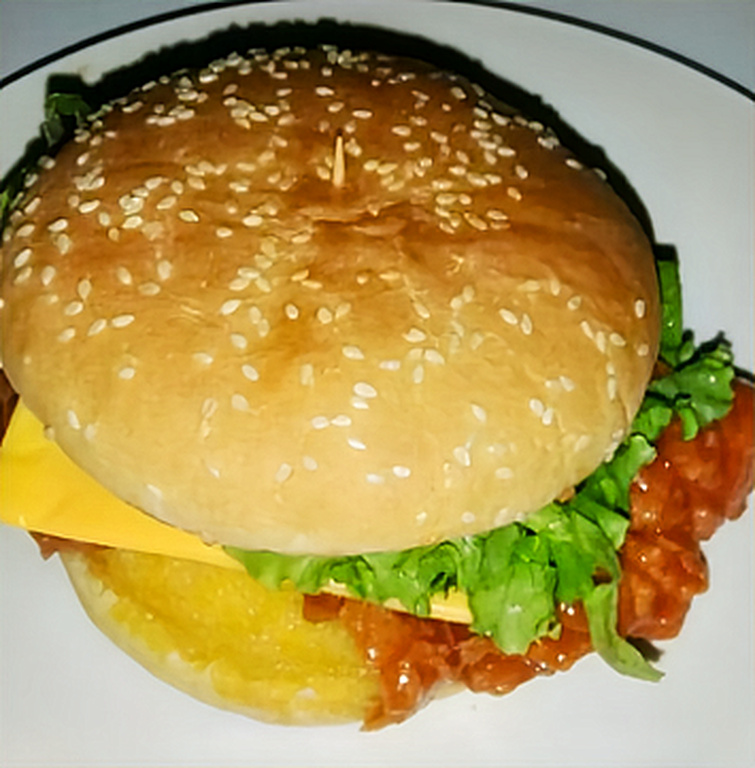Hamburguesa de Pollo con Salsa Bufalo
