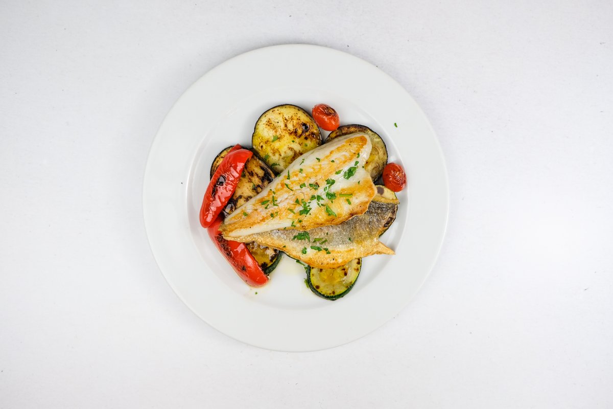Filetto di branzino con verdure alla griglia