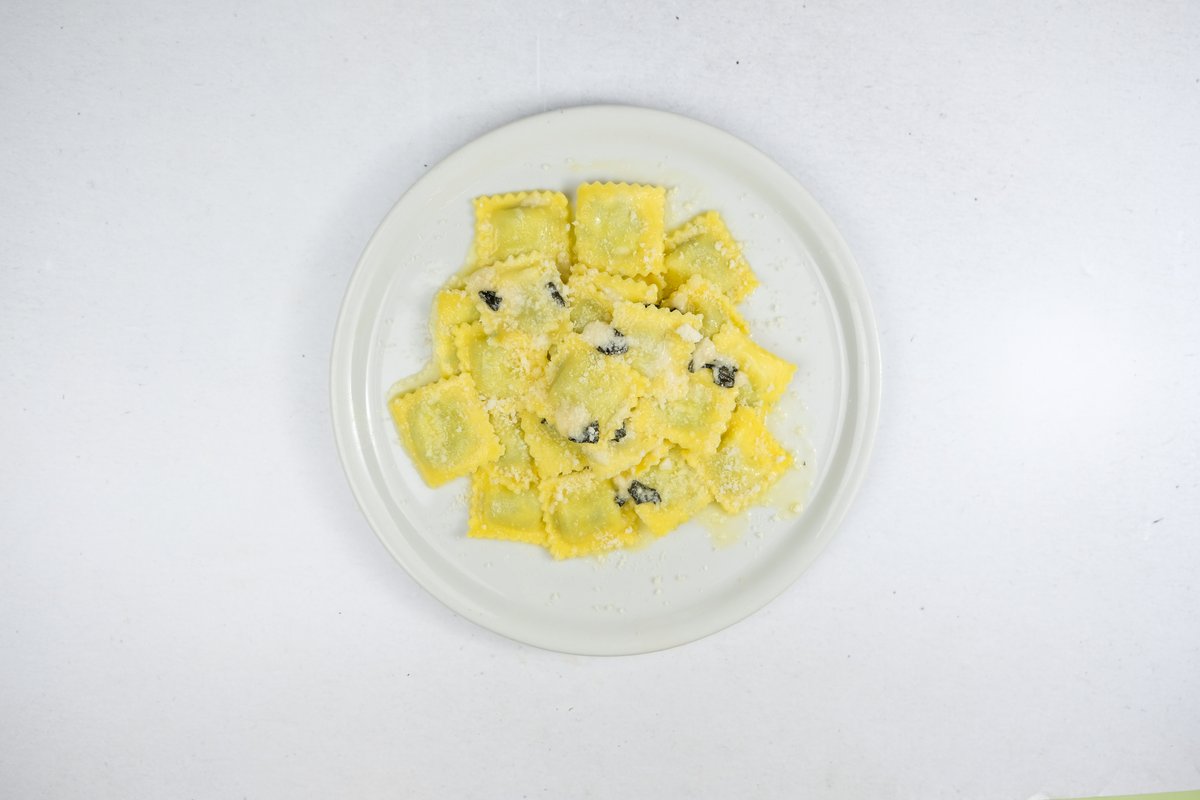 Ravioli ricotta e spinaci con burro, salvia e parmigiano