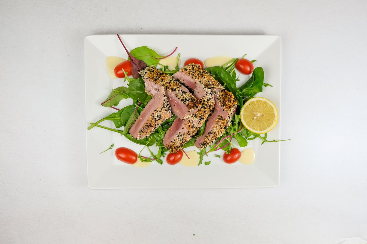 Tagliata di tonno con insalata mista e pomodorini