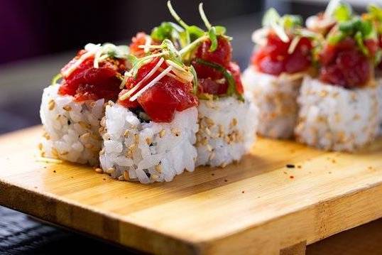 Rollo con Atún Picante y Aguacate
