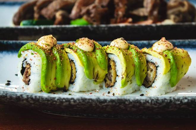 Rollo con Pescado Tempura y Té Frío