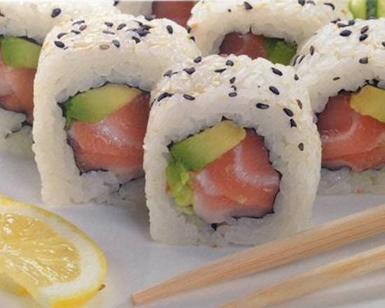 Rollo con Salmón y Té Frío
