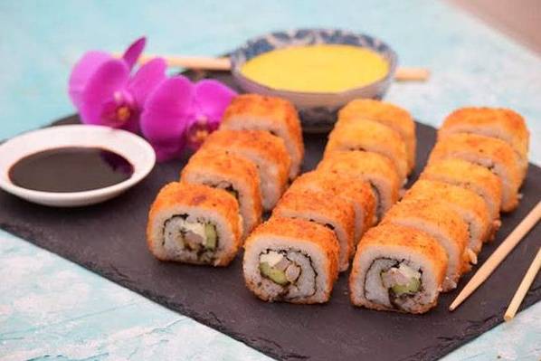 Rollo Empanizado con Salsa Dulce