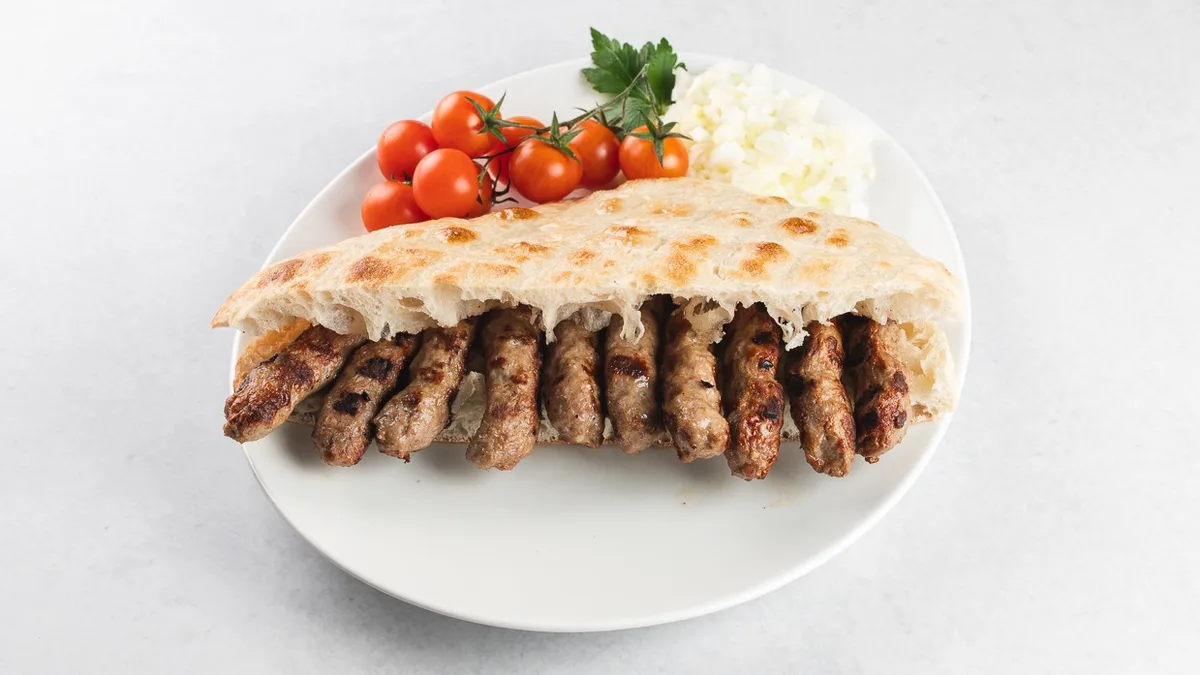 10 sarajevskih čevapčičev v lepinji (250 g)