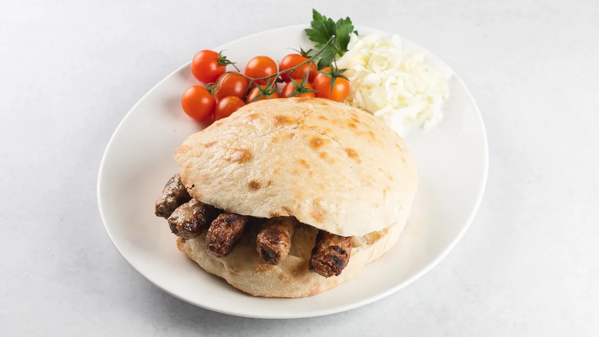 5 sarajevskih čevapčičev v lepinji (150 g)