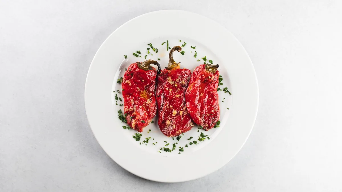 Pečena paprika s česnom (2 kosa)