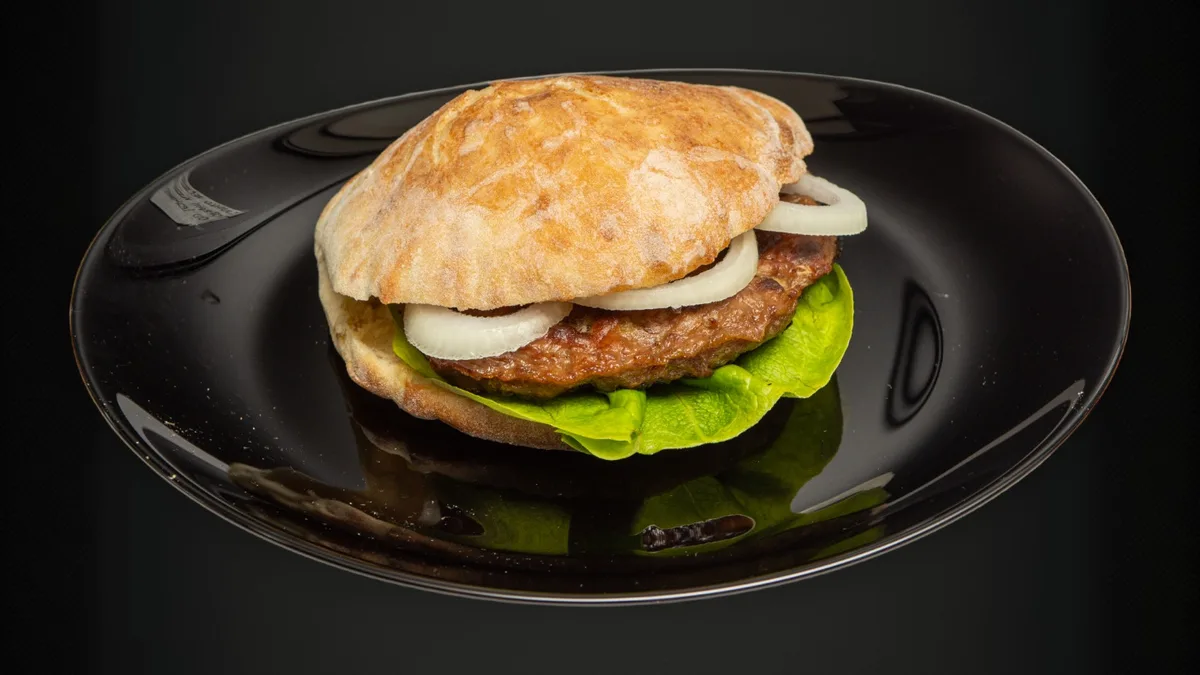 Mala pljeskavica u lepinji 120g